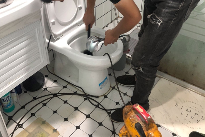 军垦路街道疏通下水道