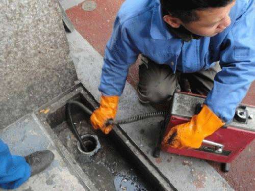 军垦路街道疏通下水道