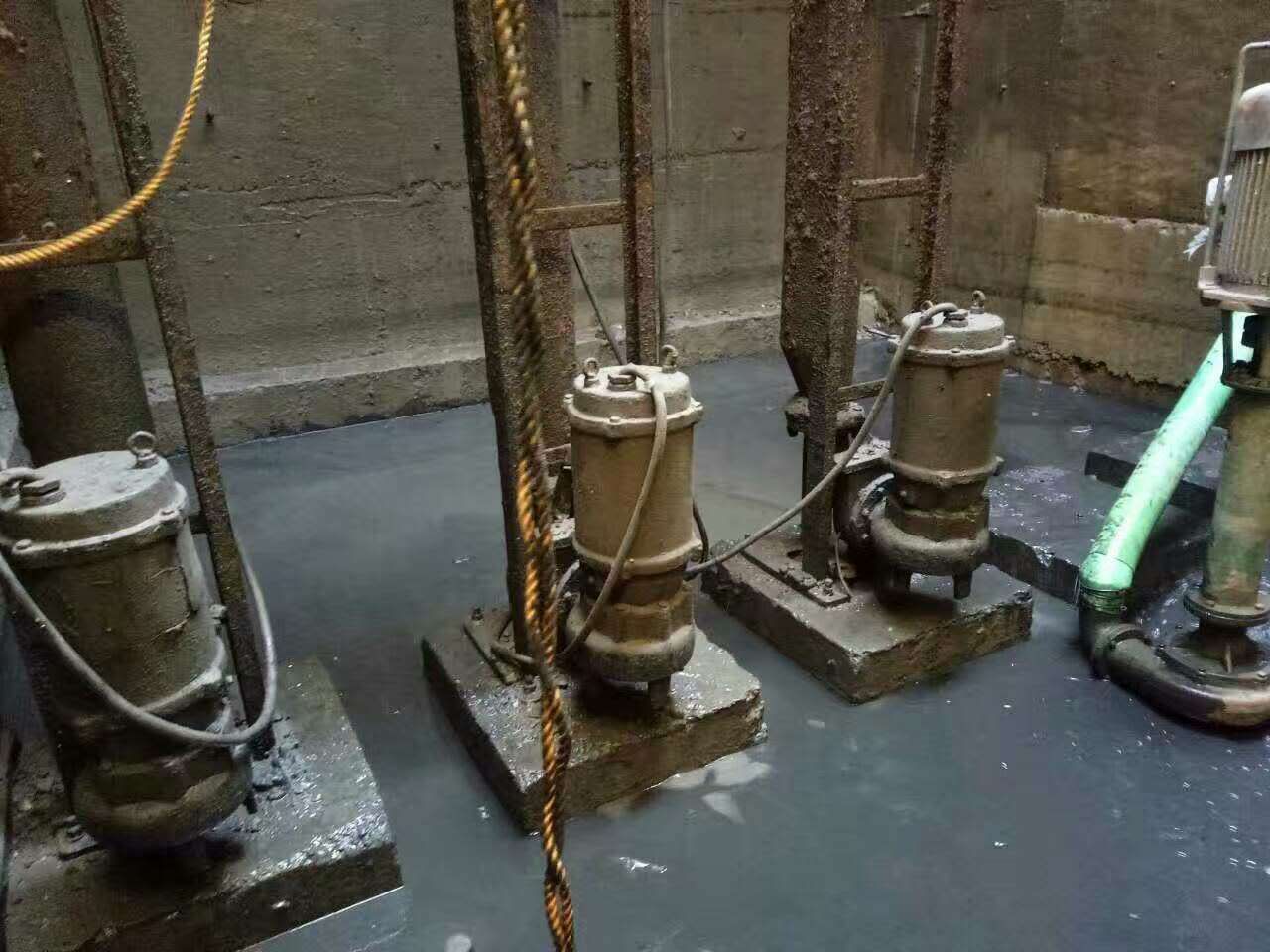 军垦路街道污水池清理