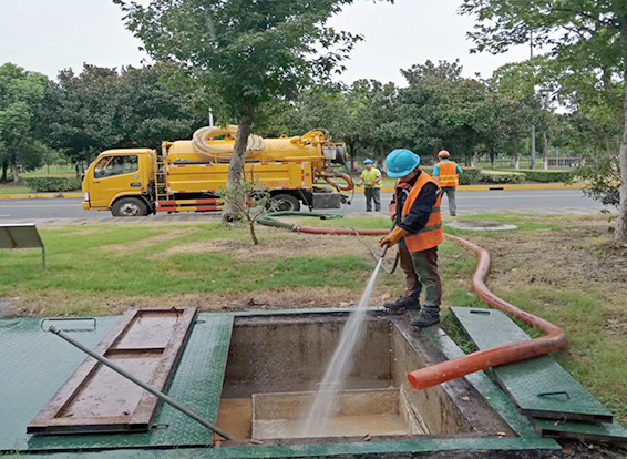 军垦路街道化油池清理